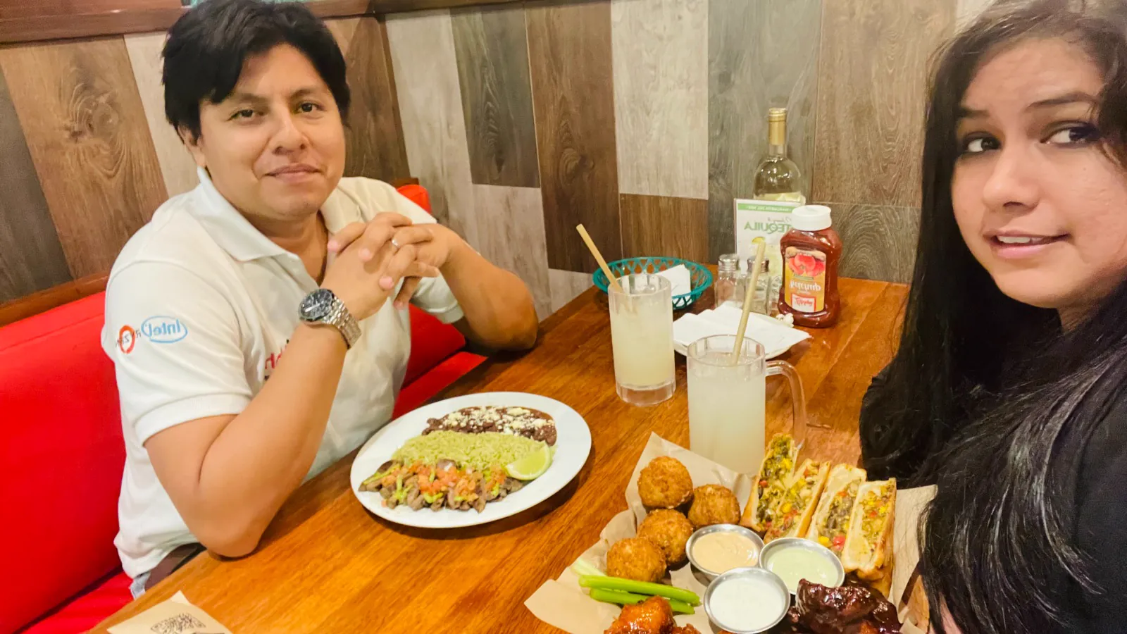 Luisa y René compartiendo una cena
