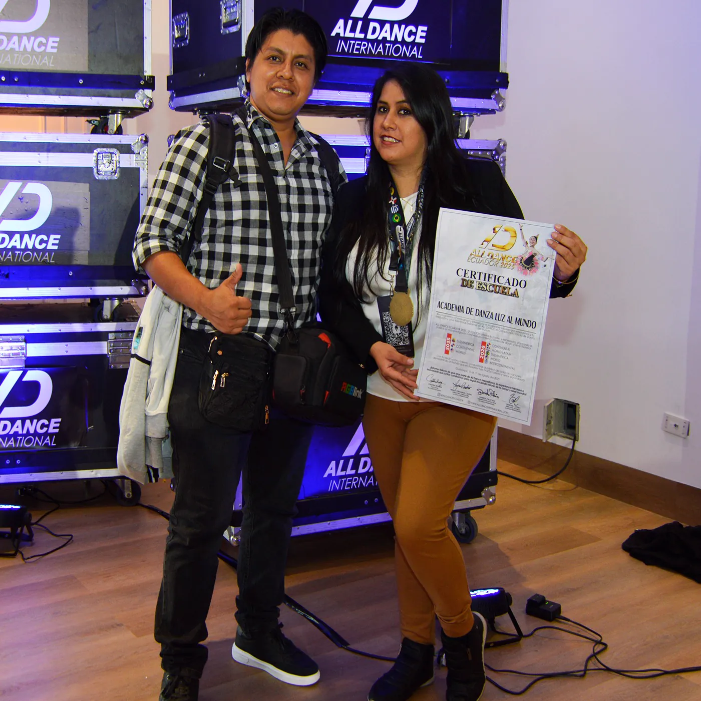 Luisa y René celebrando un logro de danza