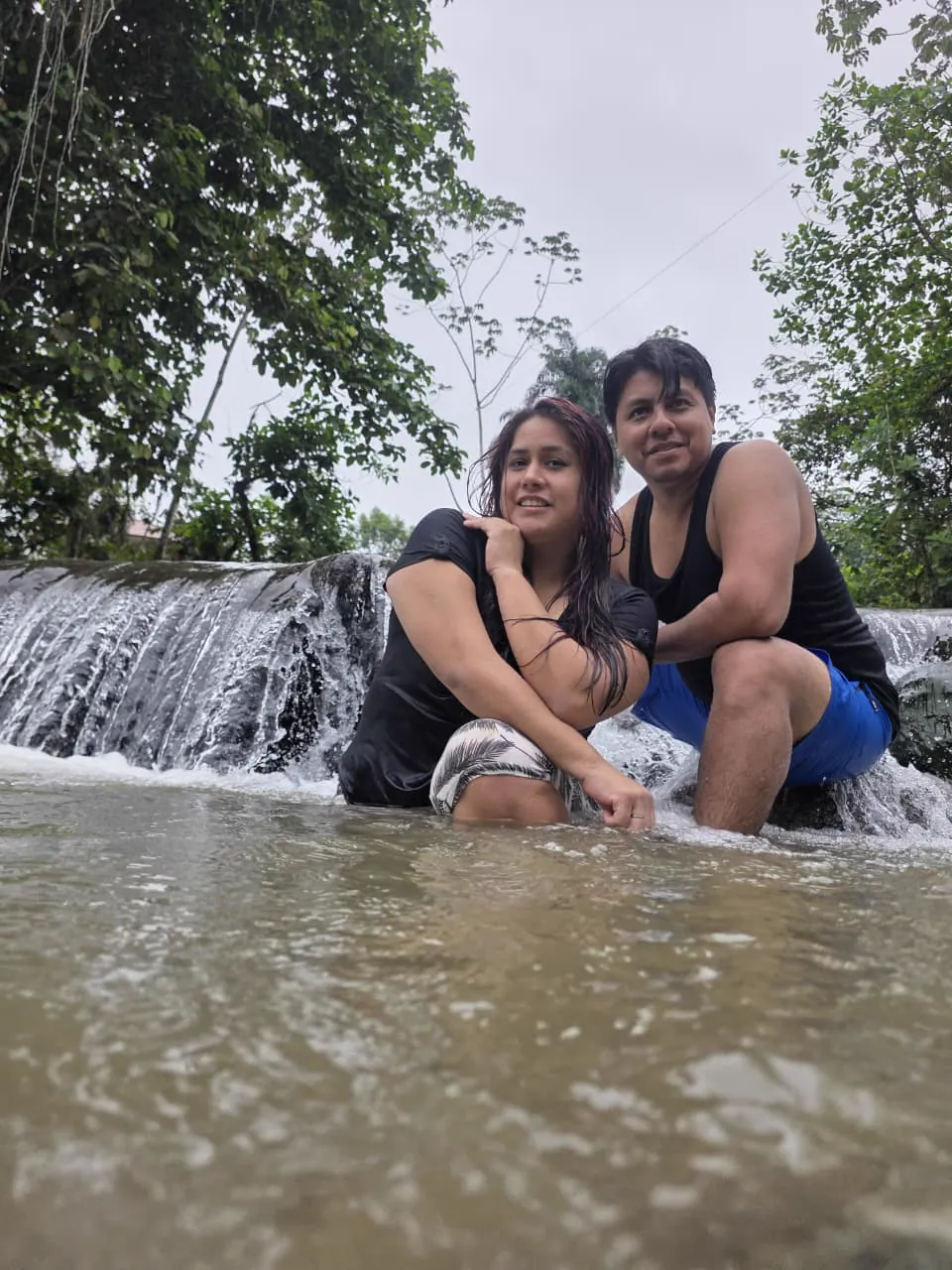 Luisa y René en una cascada